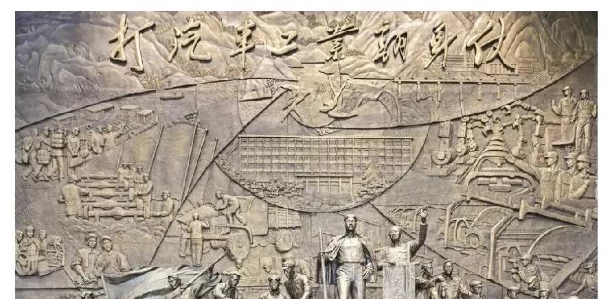 东风博物馆一楼浮雕展区有三位在东风汽车发展史上彪炳史册的人物雕像，中间的两位比较