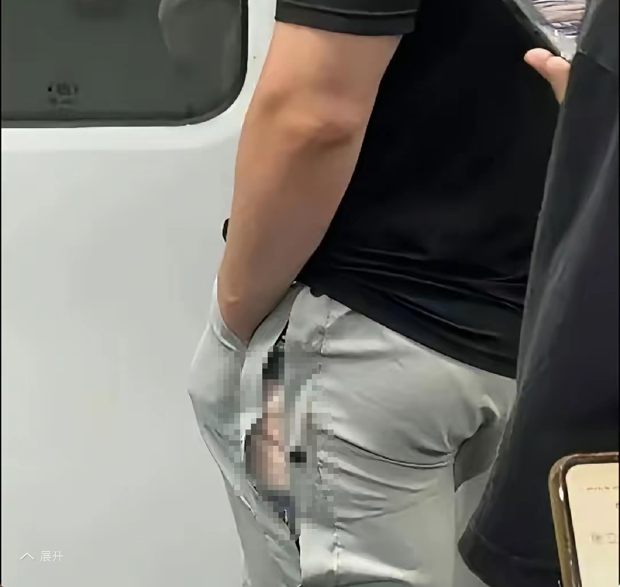 坐地铁遇到的，男的没有察觉，要不要去提醒一下[捂脸]