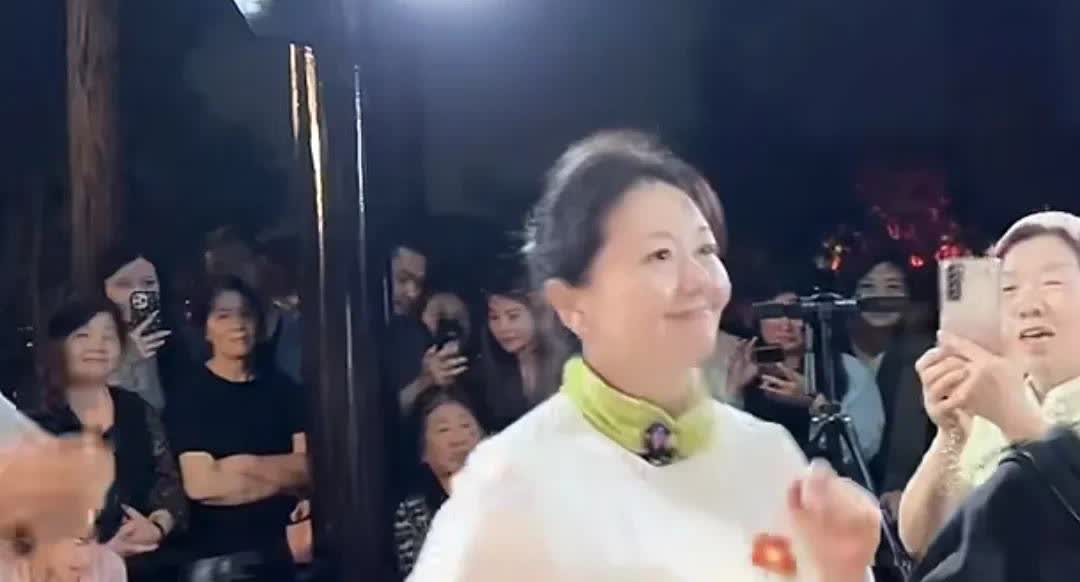 豆豆姐姐还是很有号召力的!
周末晚间，豆豆在家乡南京跳广场舞，许多老年人都非常