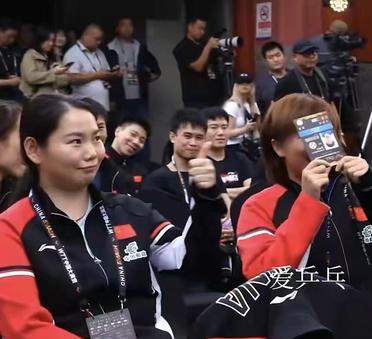 我的天！王楚钦这手也太“绝”了，直接把何卓佳抽给王曼昱了！
 
佳佳当场就无奈地