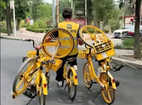 叠罗汉式骑行！共享单车管理员一人骑五辆单车，网友：停车怎么办？
近日，一段共享单