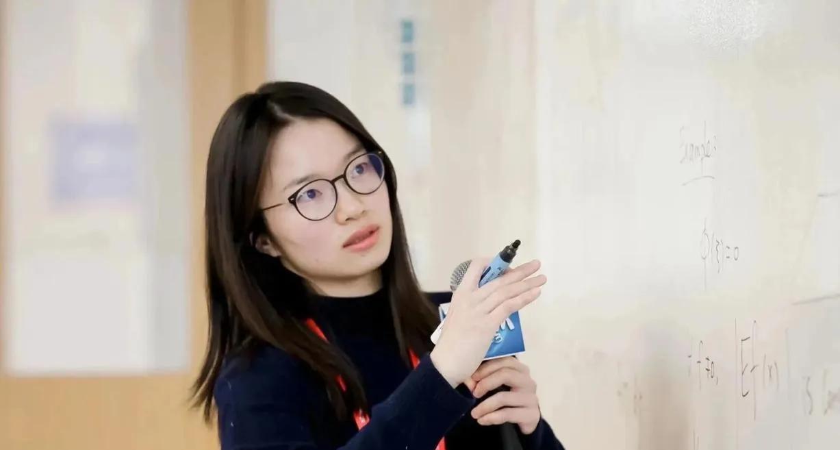 反差太大了，完全想不到这美女是数学家！
能让韦神当三天头排观众的年轻女教授，恐怕