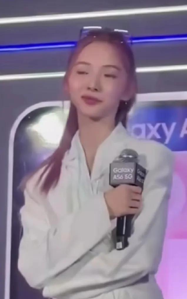 一觉醒来整个人都气炸了
郑乃馨凭什么能这么拽
2025年2月的时候，郑乃馨就曾经