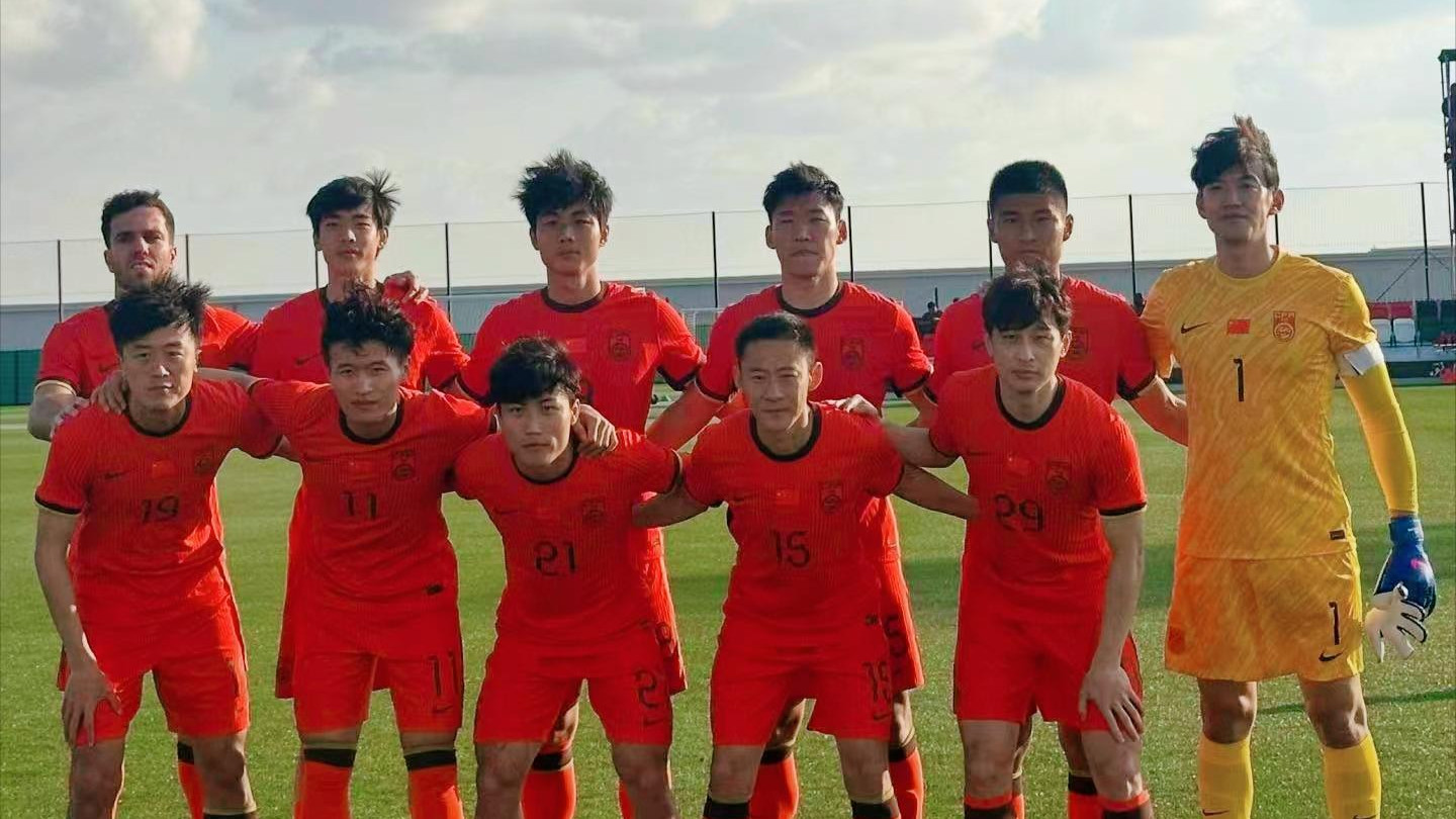 煮熟的鸭子飞了！国足领先2球，最后10分钟崩盘，他还被红牌罚下