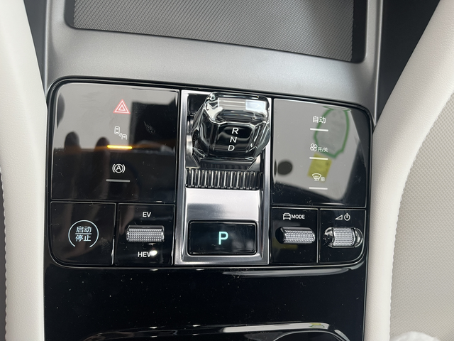 宋plus挂空挡
前两天去自动洗车摸索了一下，这个档把前后都有两个行程，最前面倒