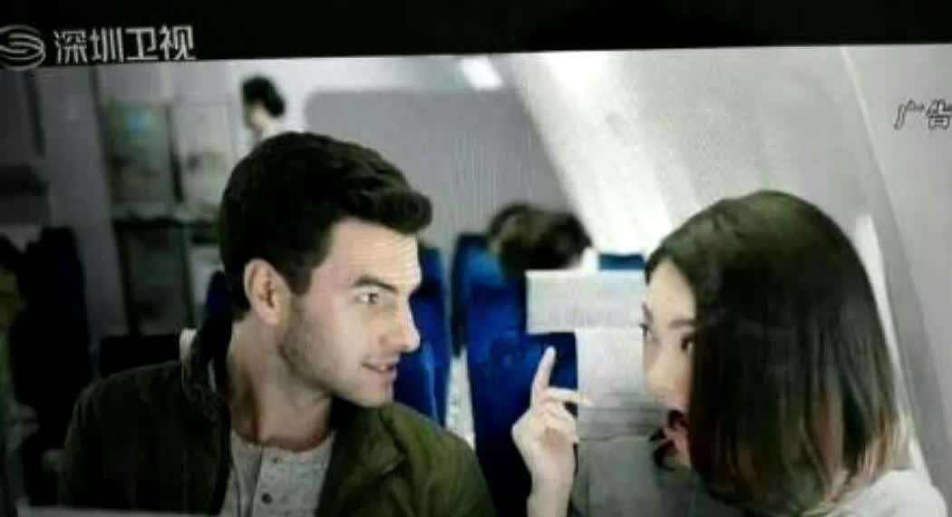 以前有个口香糖广告，飞机上一个中国女孩跟陌生的外国男子热情地反复地说:脚，嚼…什