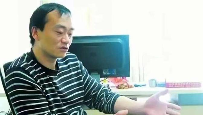 1995年，一名韩国女老板走进车间，她威胁120多名疲惫的中国工人，因不满休息时