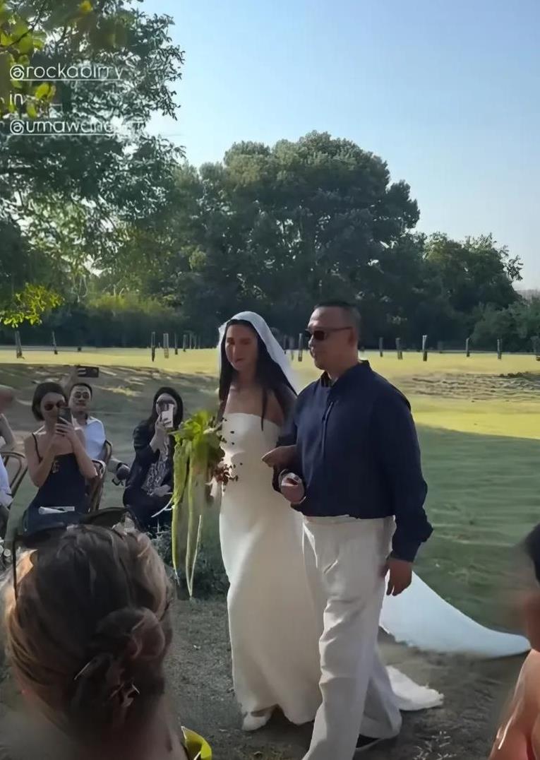 当地时间8日，姜文女儿姜一郎在法国举行婚礼，她身着优雅抹胸婚纱，挽着父亲姜文的手