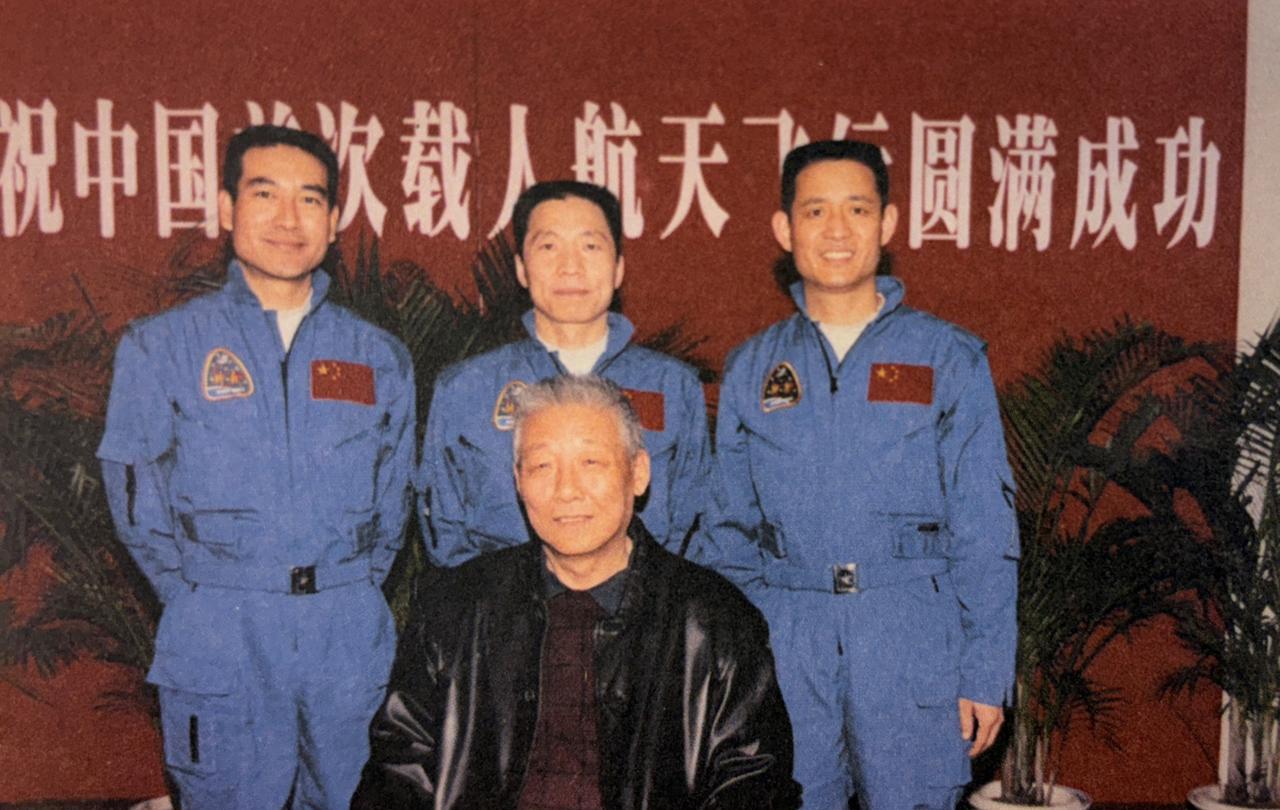 2003年10月中国首次载人航天飞行圆满成功庆功会上，孙家栋与航天员杨利伟（后排