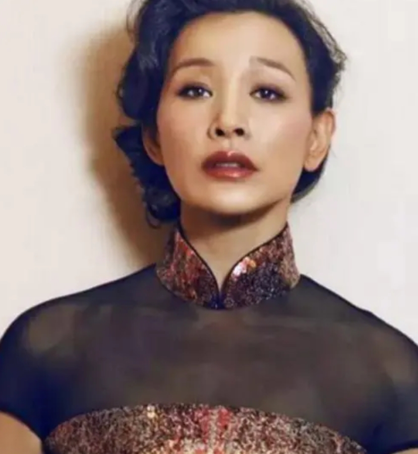 陈冲结婚6年，因为之前有过流产，很难再怀孕，于是她和老公从中国领养了一对双胞胎女