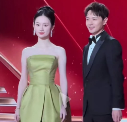 曹骏也不矮呀
郭晓婷身高166厘米
她穿的高跟鞋怎么也有8厘米吧
曹骏的鞋底也有