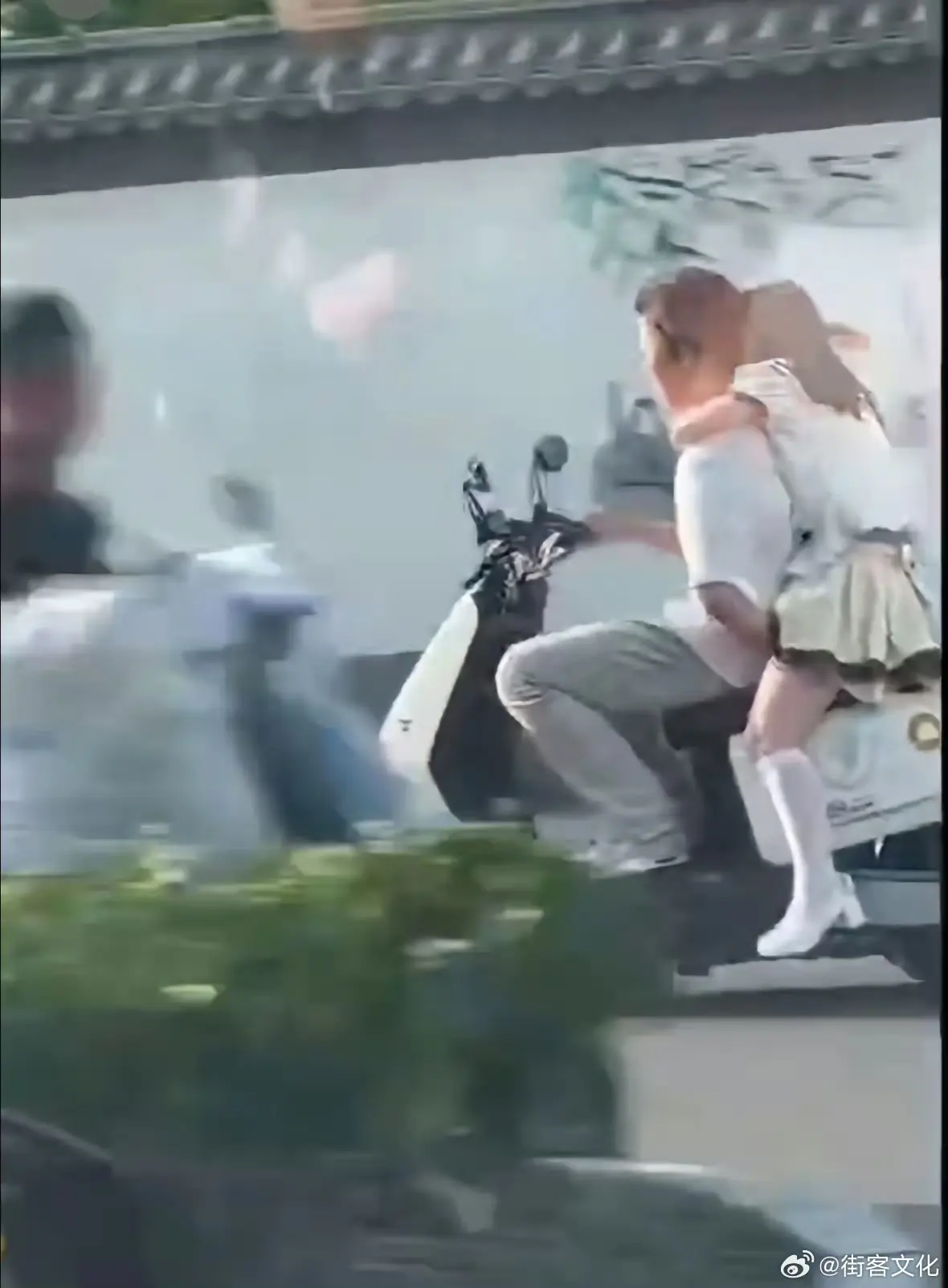 兄弟这操作6啊，单手骑车！ ​