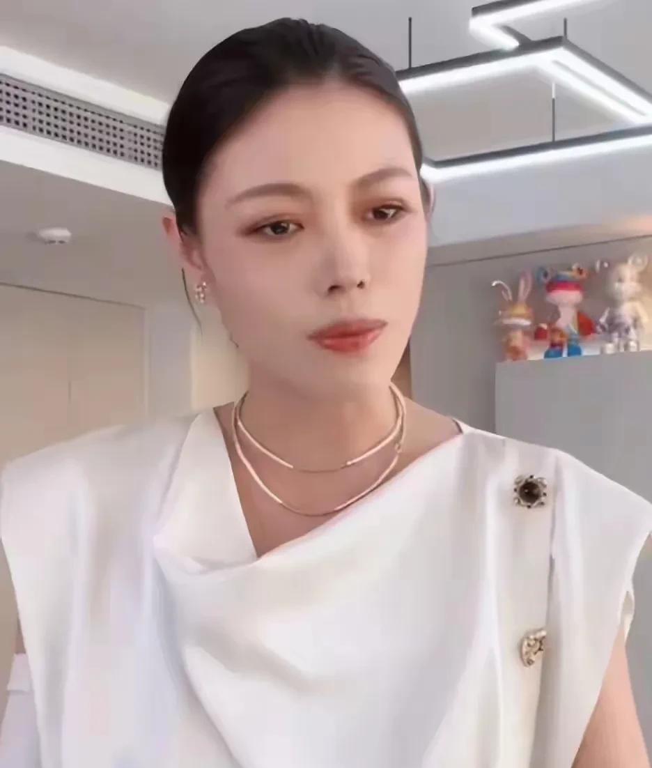 葛荟婕，哭了！
近日，葛荟婕在直播间中哭了，不是因前男友汪峰，而是因女儿熙熙！