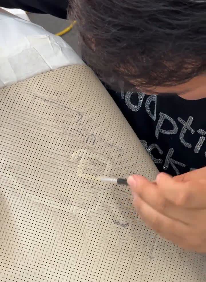 开雷克萨斯人都特别的犟，都烂成这个样了，没有修复价值了。我跟他说这个皮已经糟了，