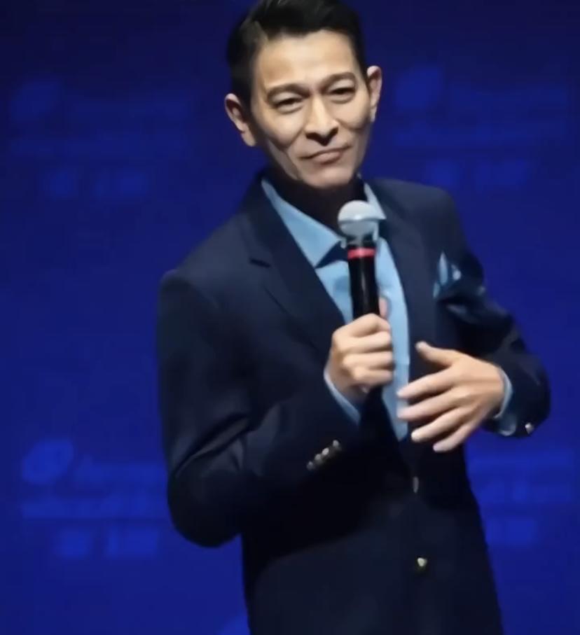 刘德华 真是永远的神！最近他现身活动，一身蓝色西装配白色九分裤，清爽利落，完全看