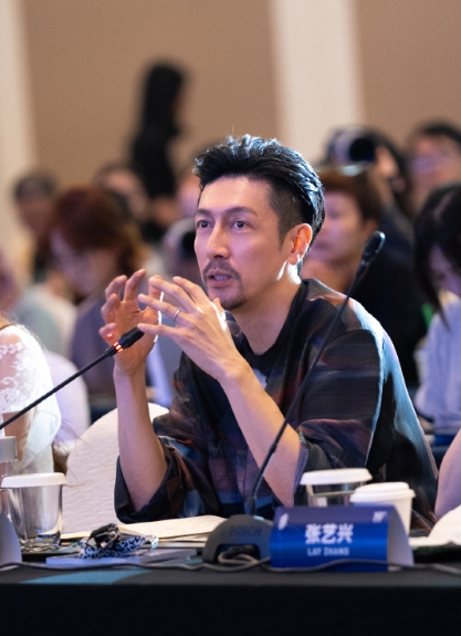 影展上的张鲁一太有班主任范儿了！头发梳得整齐，气场严肃又温和，坐台下听发言，整理