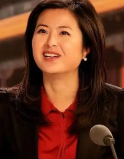 2015年，42岁的“央视名嘴”张泉灵辞职后，在60岁丈夫不在家时，带着147万