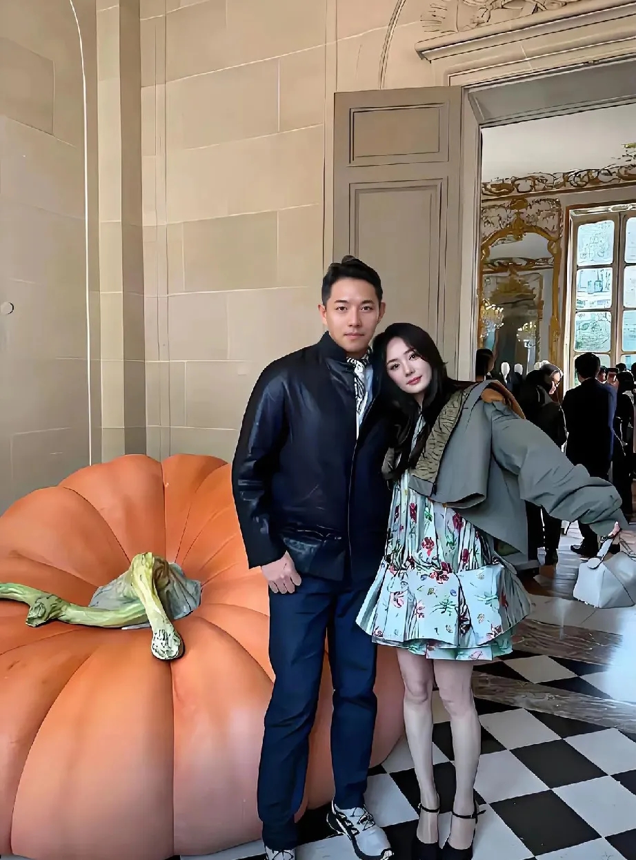 刚才去查了杨幂
不查不知道，一查吓一跳！！

刘恺威若看到杨幂在巴黎街头与男生亲