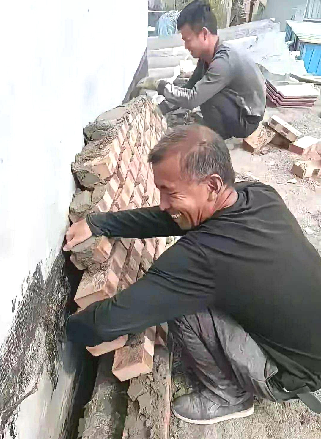 因为他们给墙“气到了”