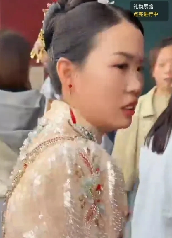小红婚礼找不到女婿着急的打电话，左顾右盼，，她这回自己给自己办喜事，别人不能插手