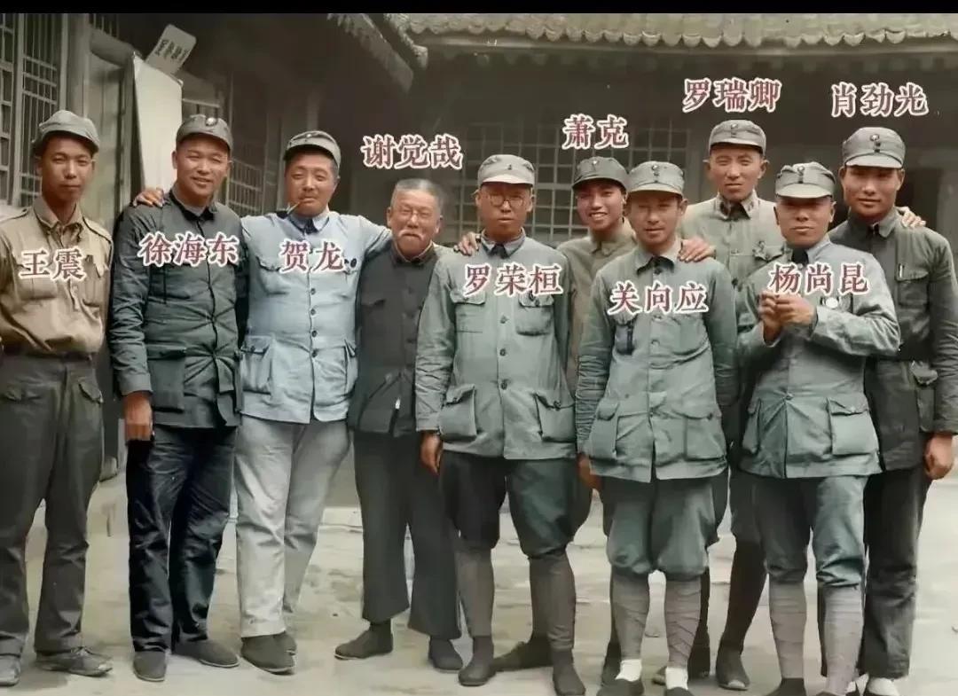 他们绑腿紧系，扛起破碎山河；湘江血浪，浸湿八角帽檐。冲锋号响在破晓前，彼此为对方