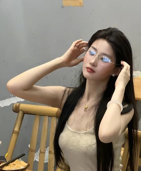 #神似刘亦菲女孩3条视频涨粉20万# 神似仙女姐姐刘亦菲的广东女孩发出三条内容涨