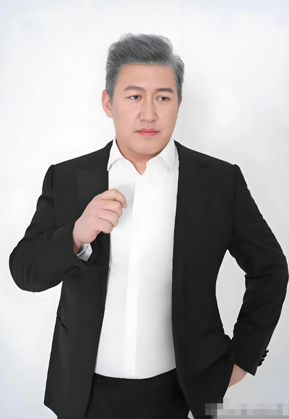 他身高182厘米，是地地道道的东北人，曾因拍摄《关中匪事》里的罗玉璋，被大众熟知