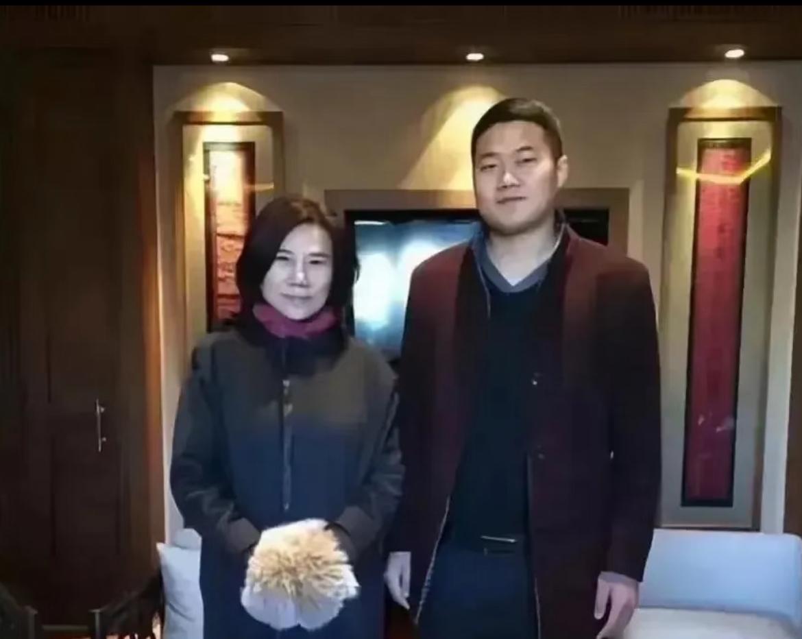 董明珠在外强悍铁腕，对她40多岁的好大儿倒是罕见的温柔顺从。
当年接受采访，说儿