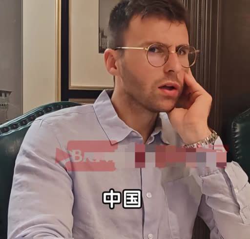 马库斯母亲的心愿要泡汤了，
马库斯母亲希望儿子能留在中国，
马库斯在直播间说