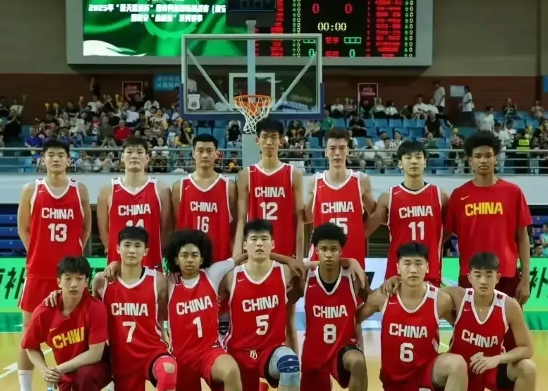 老铁们，不是吹牛逼！
这可能是中国男篮历史上最强的一届U19男篮！
1，史无前例
