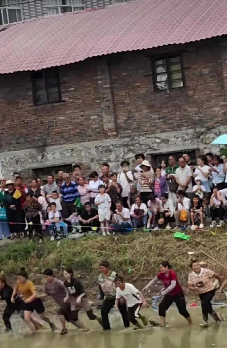 快把人笑死了！这个娘儿们可真厉害！有一个地方搞活动，一大群五颜六色的妇女在一个大