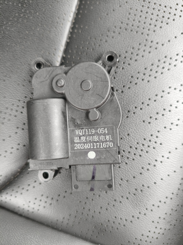 暖风不热原来是伺服电机坏了
新车1年半，暖风不热，网上搜了很多案例，百思不得其解