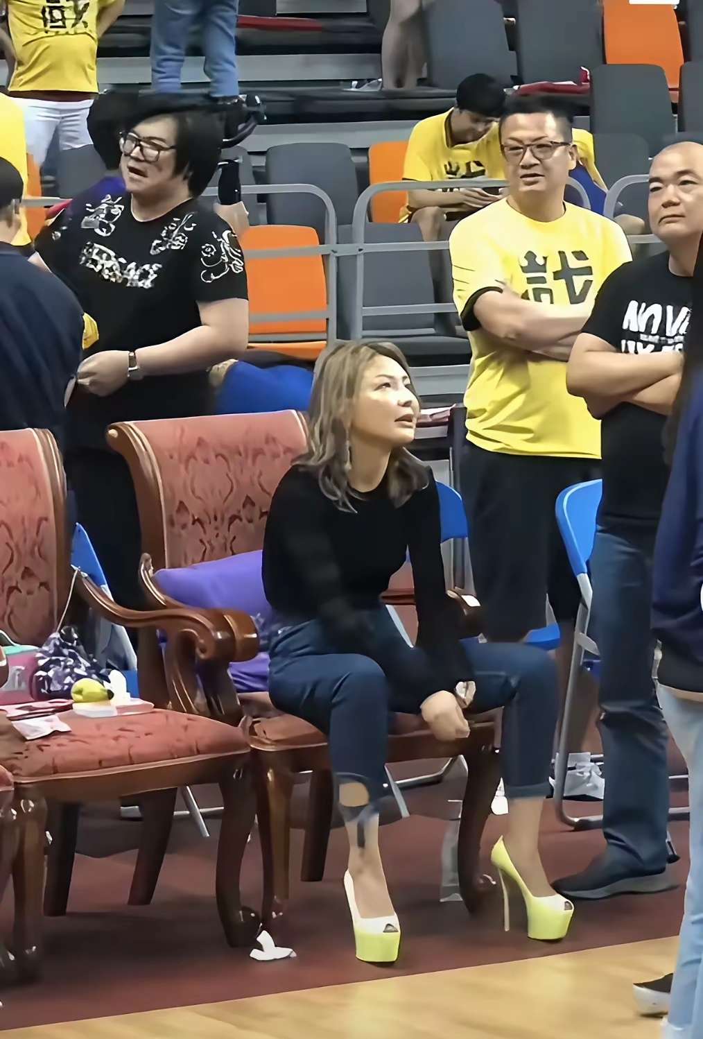 CBA最美老板娘，坐姿也相当霸气。