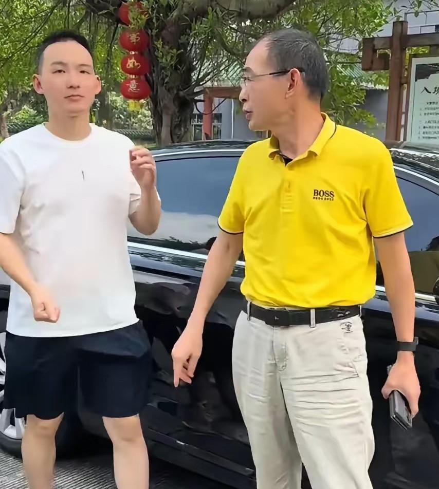还真有点怀念谢爸刚找到浩南的时候，动不动就搂着儿子亲一口的真情流露！
你们发现了