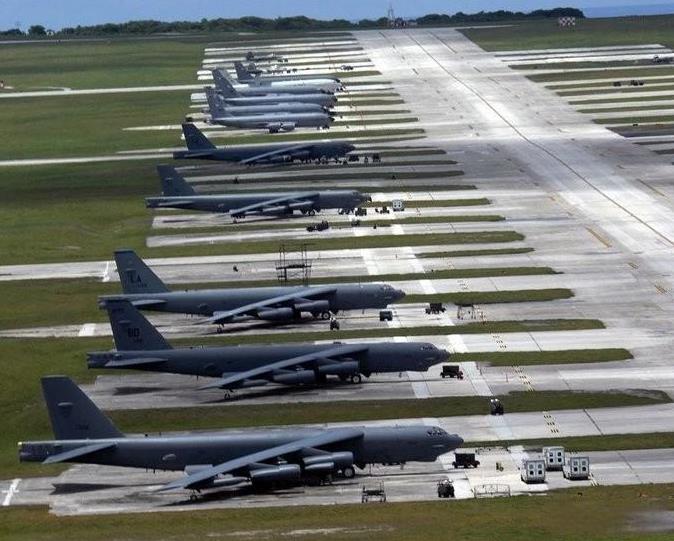 冷知识：和俄罗斯一样，美军的B-52、B-1B等战略轰炸机通常也都采用露天停放，