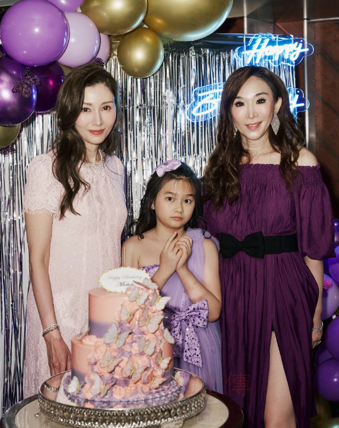 李嘉欣生日，脸部状态与寿桃的不搭调