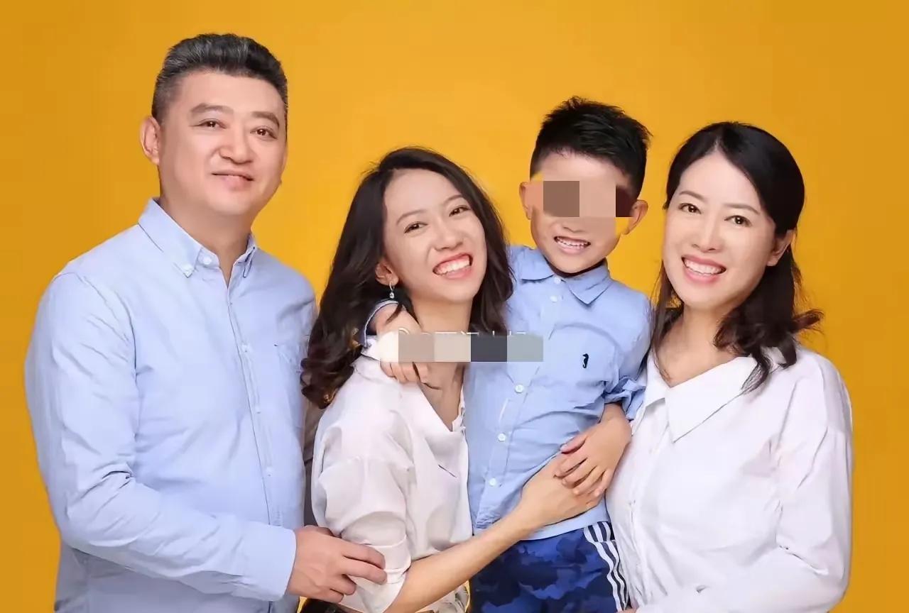 不要相信哈佛女孩的苦情人设，父母离异，跟着母亲颠沛流离，校园欺凌，无奈出国留学，