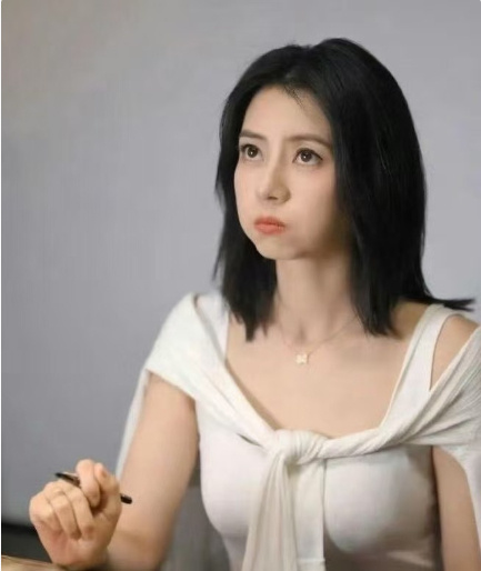 高圆圆估计是练过力量，手臂粗了一圈，看起来更有女人味了 ​​​