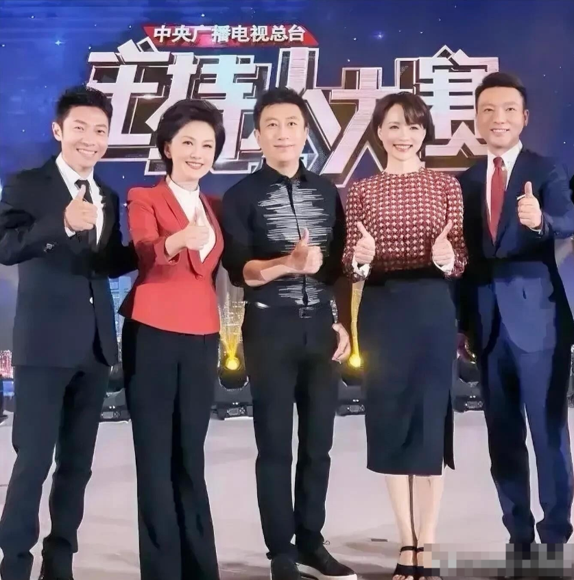央视的主持人，个个样貌出众，才华横溢，感觉他们在舞台上的普通穿搭，也能让你眼前一