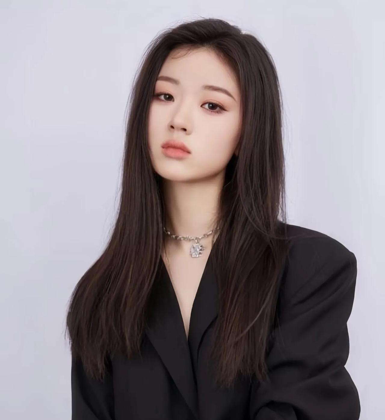 单依纯口碑急转直下，
不是她唱功退步了，
也不是因为她选曲问题，而是
主要因为她