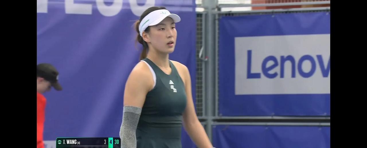 郑钦文伤退，王欣瑜独扛中国女网大旗，布拉格站2：1逆转哈夫利切科娃，晋级8强，离