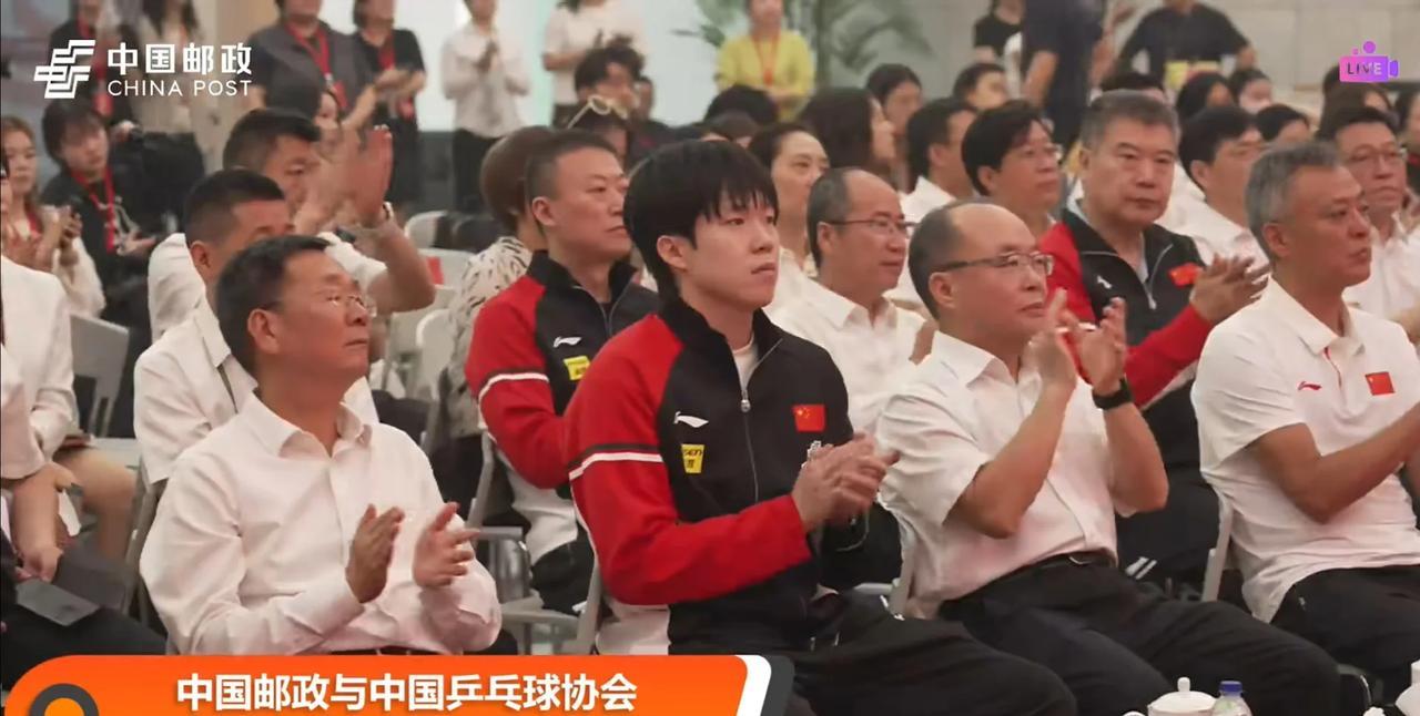 今天的活动马琳也去了。
今天上午国乒队员们去参加中国邮政的活动，看到国家队主教练