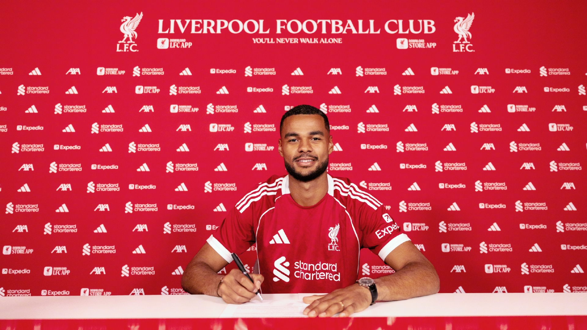 利物浦官方宣布，26岁的荷兰前锋加克波与俱乐部续下长约。
加克波加盟至今出场13