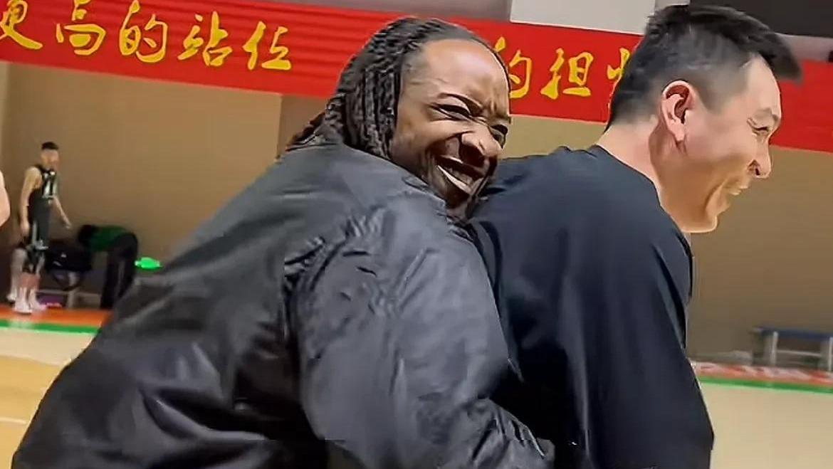 终于见面了！外援争相与杨鸣拥抱，付豪被“围攻”，全队合练备战