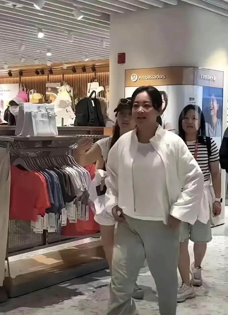 有没有人觉得，自从贾玲减肥之后，少了很多搞笑的韵味。
以前她肥肥的时候，一出场人