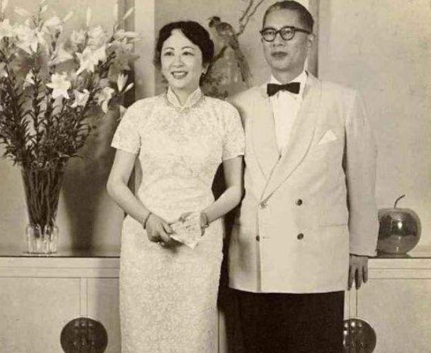 1914年，宋霭玲与孔祥熙完婚。新婚之夜，一伙儿人来闹洞房，有人一把扯下她的腰带