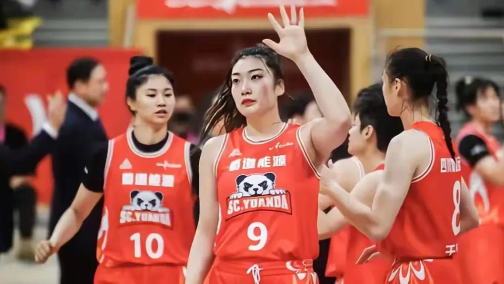 四川女篮主力球员薪资和季后赛得分对比；

1、坎贝奇，100万美金，场均15.8