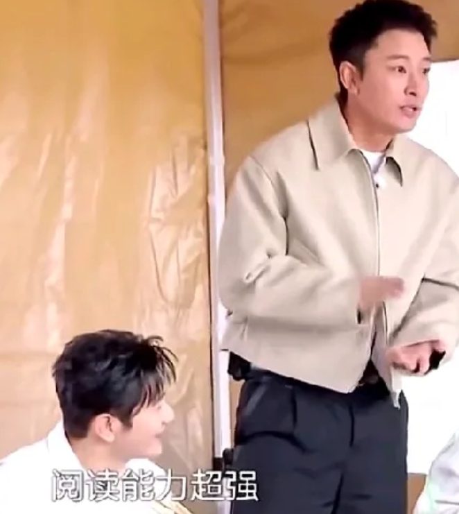 黄晓明说,高中毕业后他在一天之内看完三本梁羽生的小说。

一旁的贾乃亮眼神惊讶的