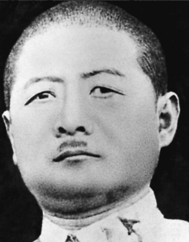 吉鸿昌牺牲后，妻子胡红霞卖掉房子赎回遗体，却发现衣服口袋里有一张小纸条，胡红霞看