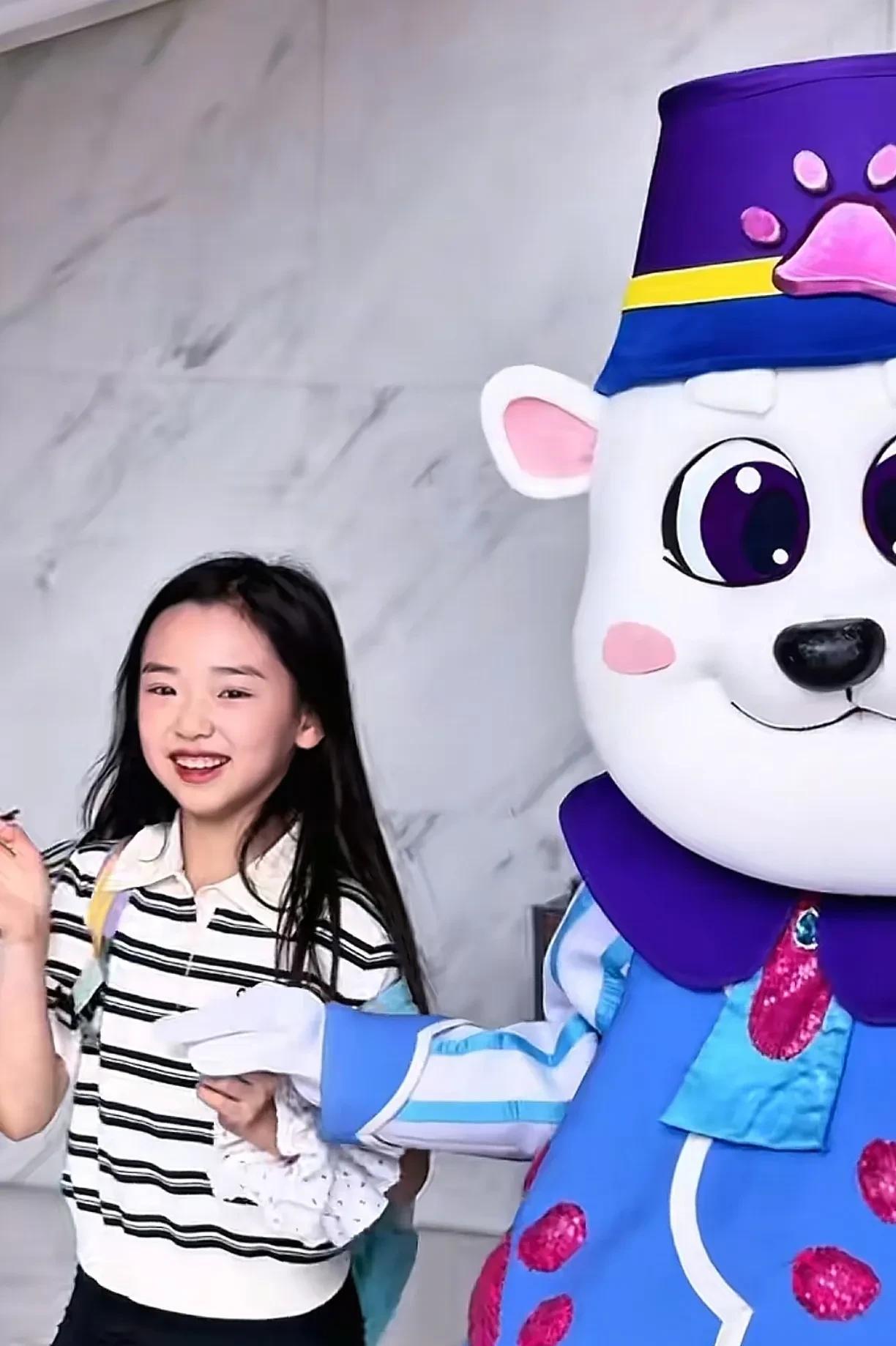 发现全网都很喜欢董璇的闺女小酒窝，我也喜欢，因为她真的好漂亮，好可爱，笑起来像朵